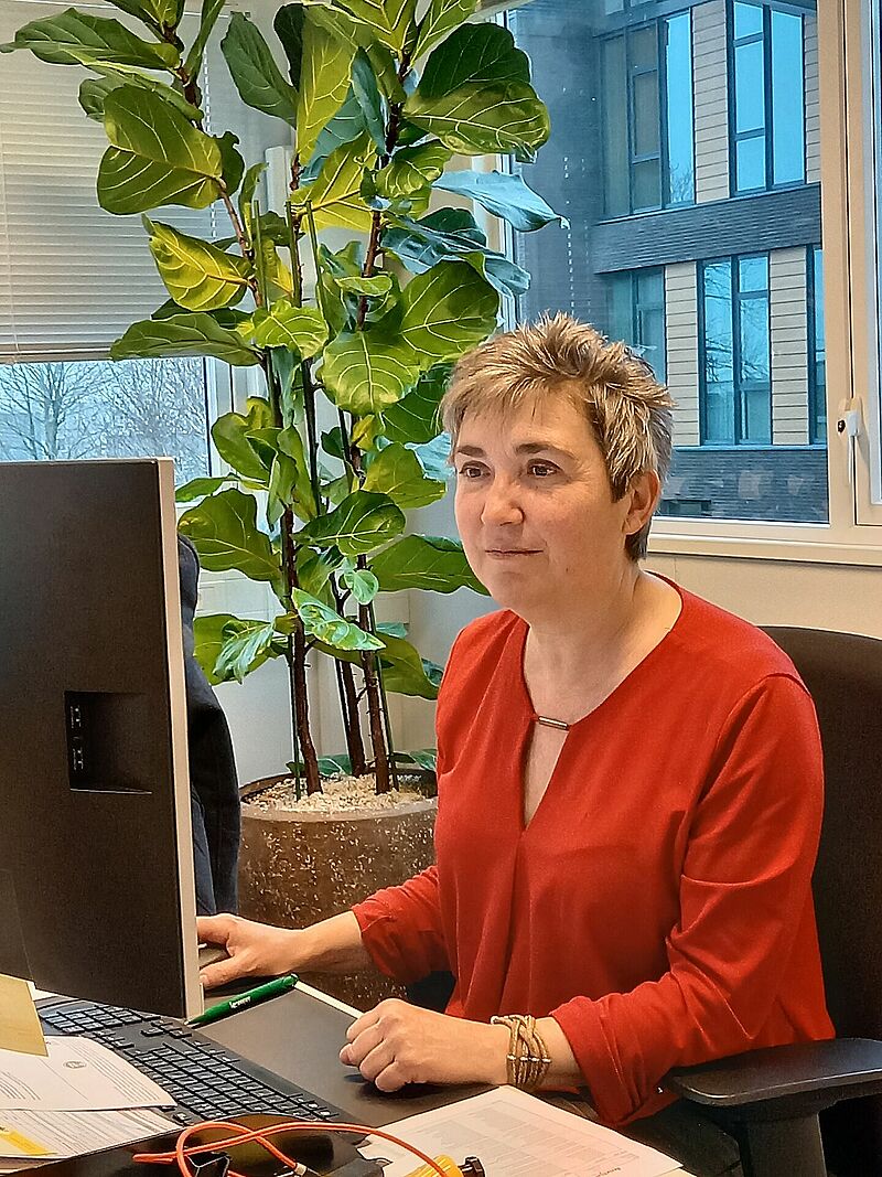 Yanthe Hamer: "Ons werk is afwisselend en ik vind het contact met kanten en collega's erg leuk. Problemen zijn er om opgelost te worden en daar draag ik graag aan bij. Daarbij hebben we ook nog een heel leuk team!"