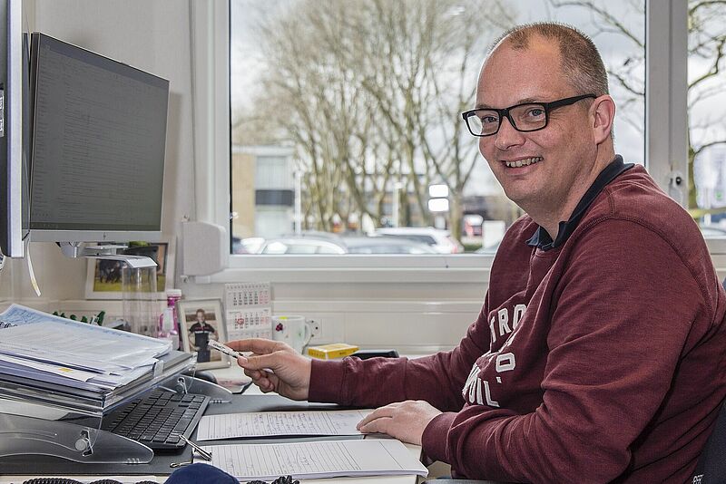 Rolf van Eijsden houdt zich bezig met onder meer het voorraadbeheer en het verwerken van orders van klanten, consultants en distributeurs. "De afwisseling in mijn werk is een leuke kant van het werk."