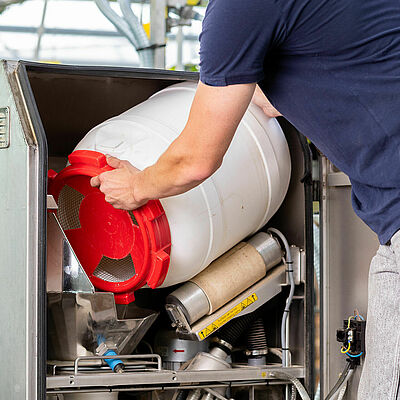 Place the drum inside the Natutec Drive.