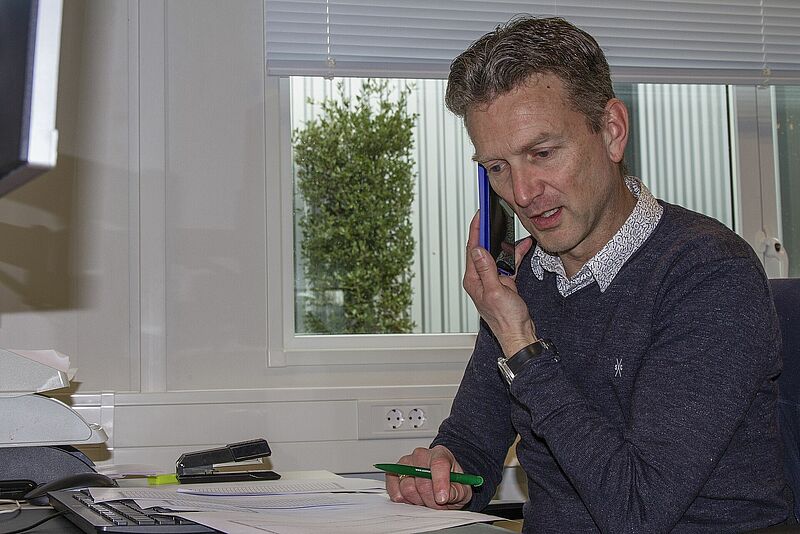 "Je hebt met veel mensen veel contact", stelt Jacco Post, die in zijn werk onder meer de inkoop verzorgt. "Het kan hier heel hectisch zijn, maar het doel is altijd: een goed resultaat. Daar werken we hard aan."