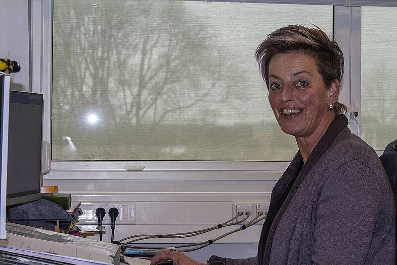 Mirjam Wubben werkt een deel van haar tijd aan de webshop en aan de contracten voor de verblazers. "Er is hier veel variatie in het werk, dat houdt het heel afwisselend en boeiend."