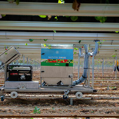 Attach the Natutec Drive onto the pipe-rail, a trailer or a boom. 