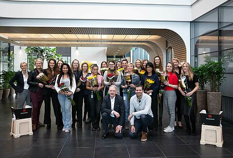 Medewerkers van Koppert Biological Systems door Marjoland in de bloemen gezet
