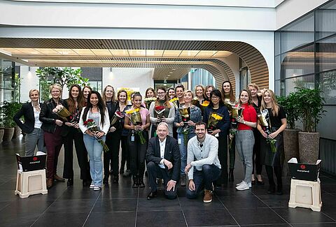 Medewerkers van Koppert Biological Systems door Marjoland in de bloemen gezet